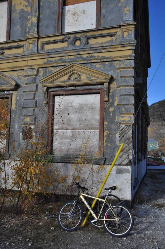 Bicicleta estacionada em Dawson City, no Yukon Territory, noroeste do Canadá